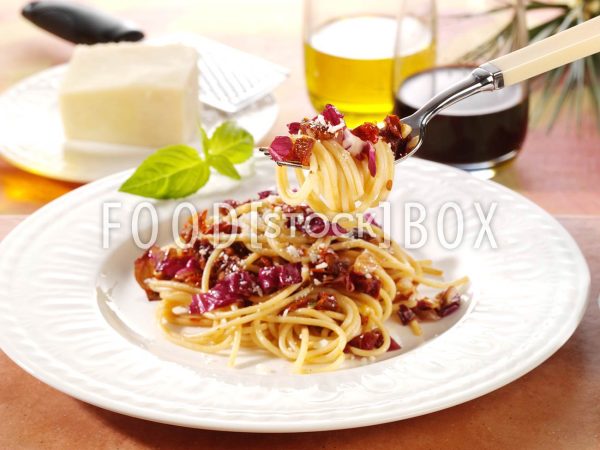 Spaghetti mit Tomaten-Parmesan-Sauce