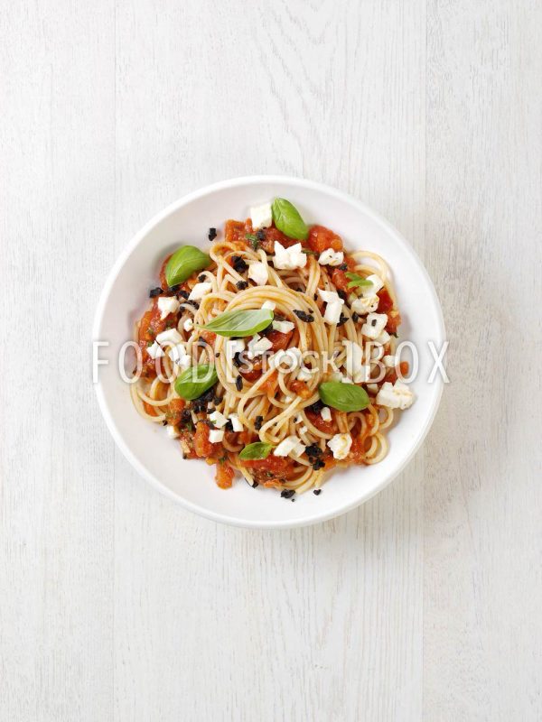 Spaghetti mit Mozzarella und Oliven