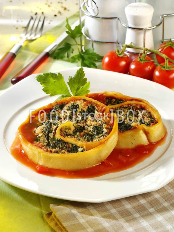 Spinatrolle im Nudelteig