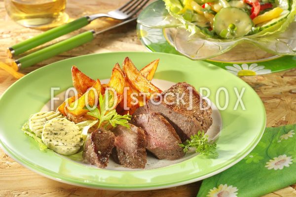 Steak vom Rind mit frittierten Kartoffeln und frischem Salat