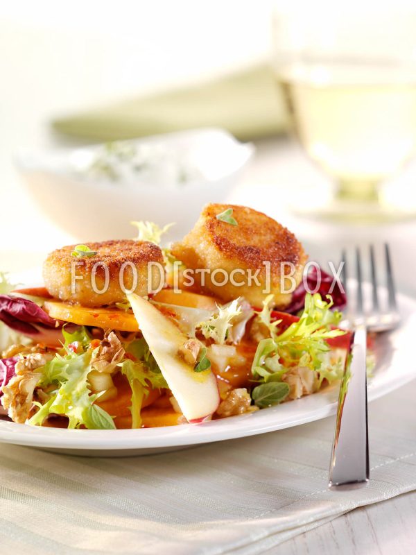Süßkartoffelsalat mit gebratenen Ziegenkäsetalern