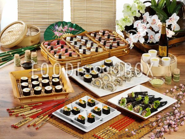Sushi-Röllchen mit Räucherlachs Hosomaki-Sushi