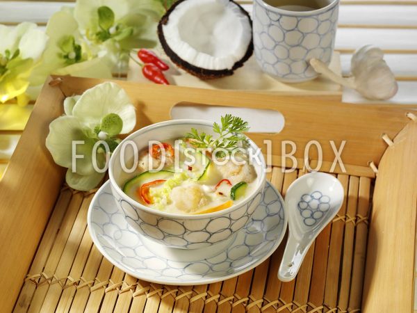 Thailändische Kokossuppe mit gebratenen Fischwürfeln