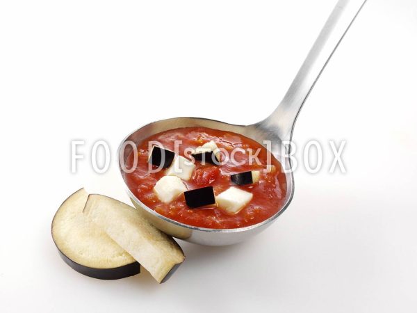 Tomatensauce mit Auberginen und Mozzarella