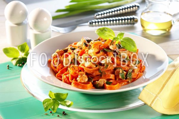 Tomaten-Tagliatelle mit Kräuter-Tomatensauce