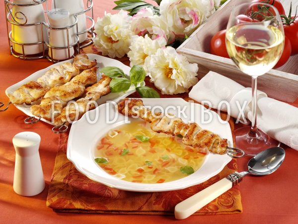 Tomatenessenz mit Geflügelspießchen