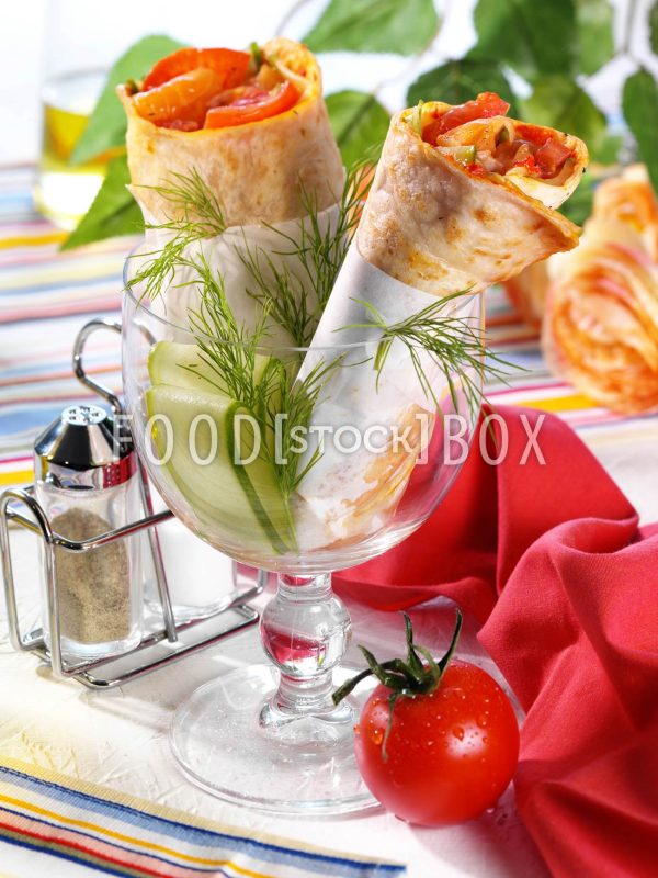 Tortillas mit Räucherlachs und Gurke