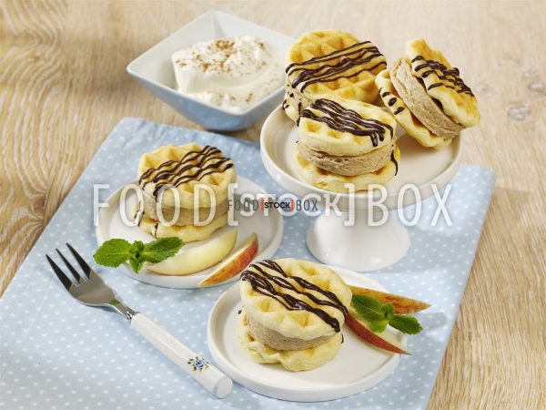 Waffelsandwich mit Zimteis und Sahne