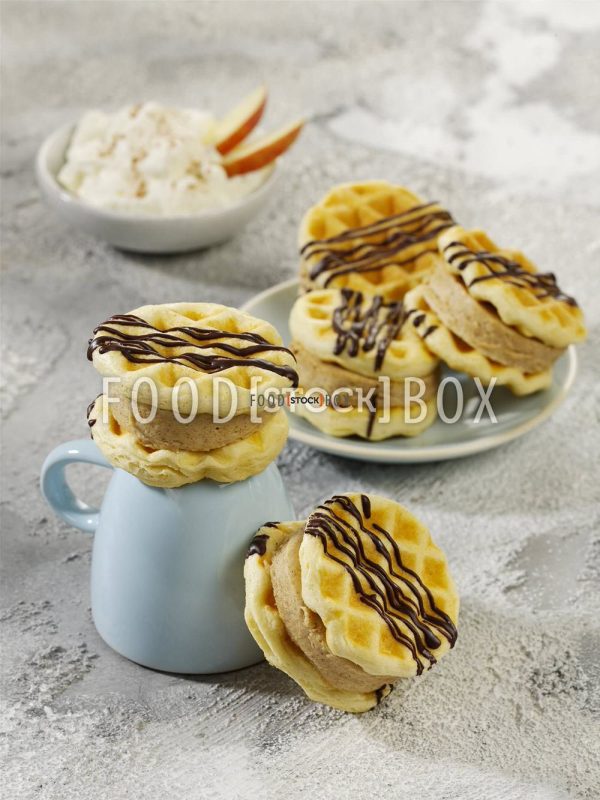 Waffelsandwich mit Zimteis
