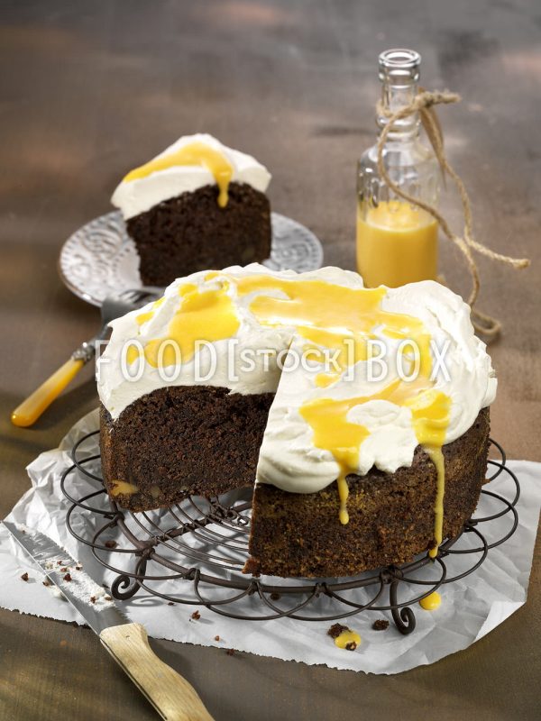 Walnusstorte mit Sahne und Eierlikör