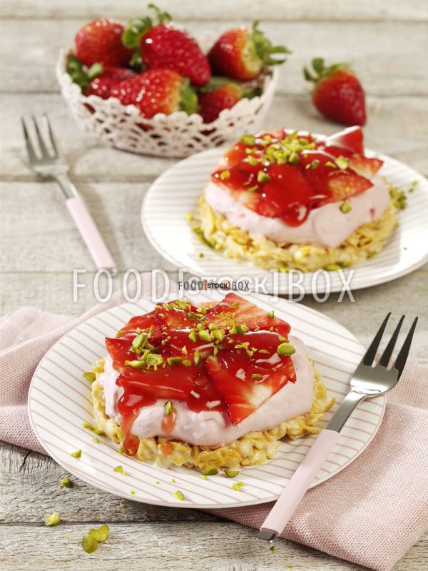 Weiße Schoko-Knusperböden und Erdbeeren