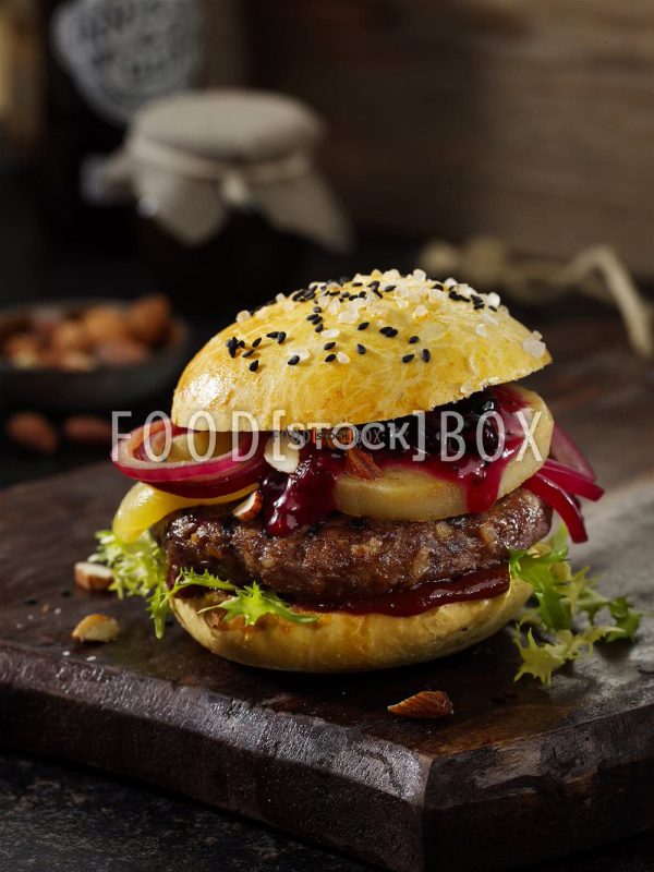 Wildburger mit Birne und Cassis