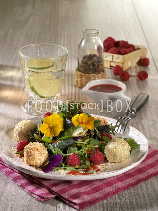 Wildkräutersalat mit Himbeeren und Frischkäsebällchen