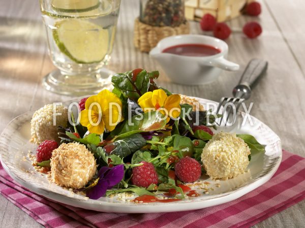 Wildkräutersalat mit Himbeeren und Frischkäsebällchen 2