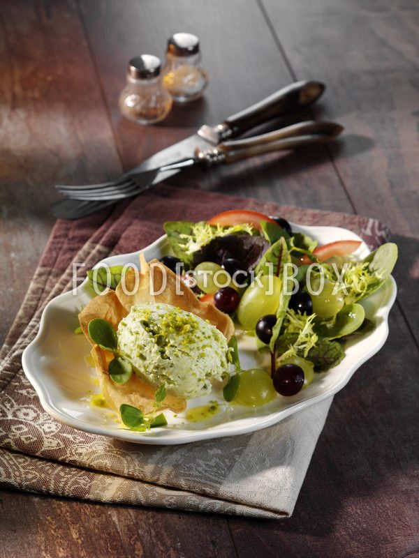 Wintersalat mit Mousse und Trauben