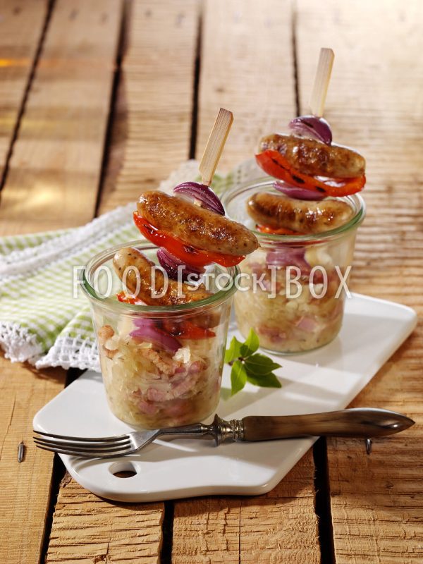Würstl-Spieß auf Bier-Kraut