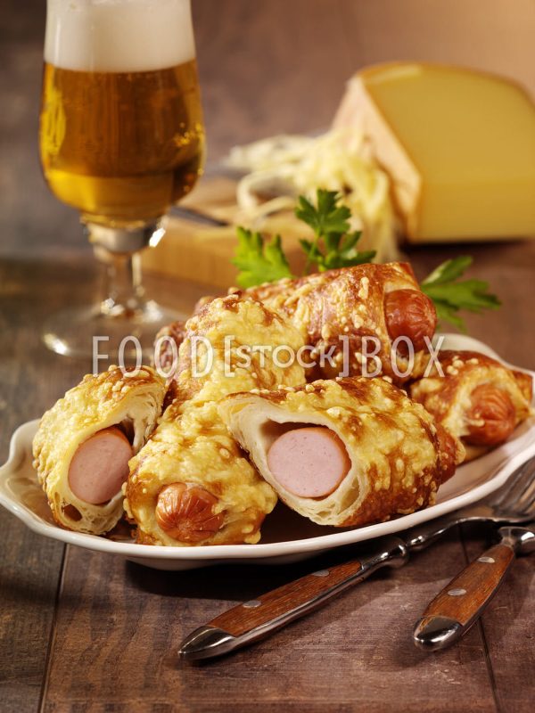 Wurst im Laugenmantel