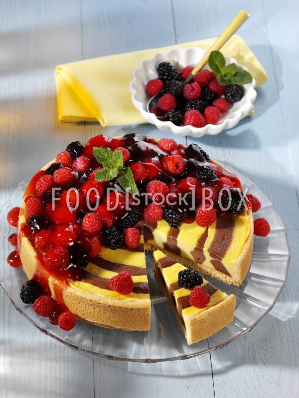 Zebrakuchen mit Beerentopping