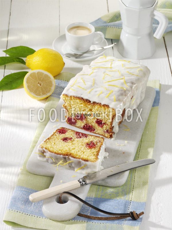 Zitronenkuchen mit Himbeeren
