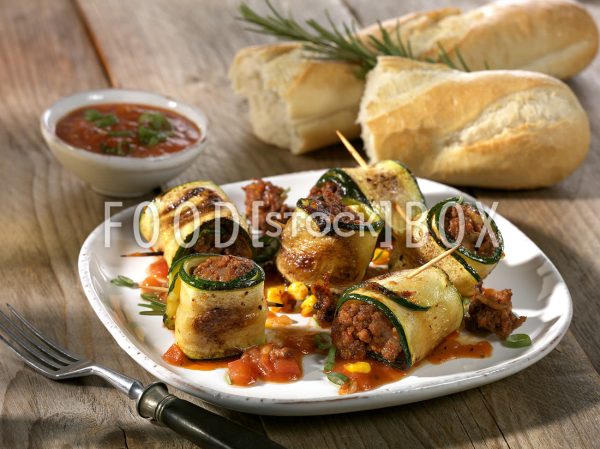 Zucchini-Hack-Röllchen mit Tomatensauce 2