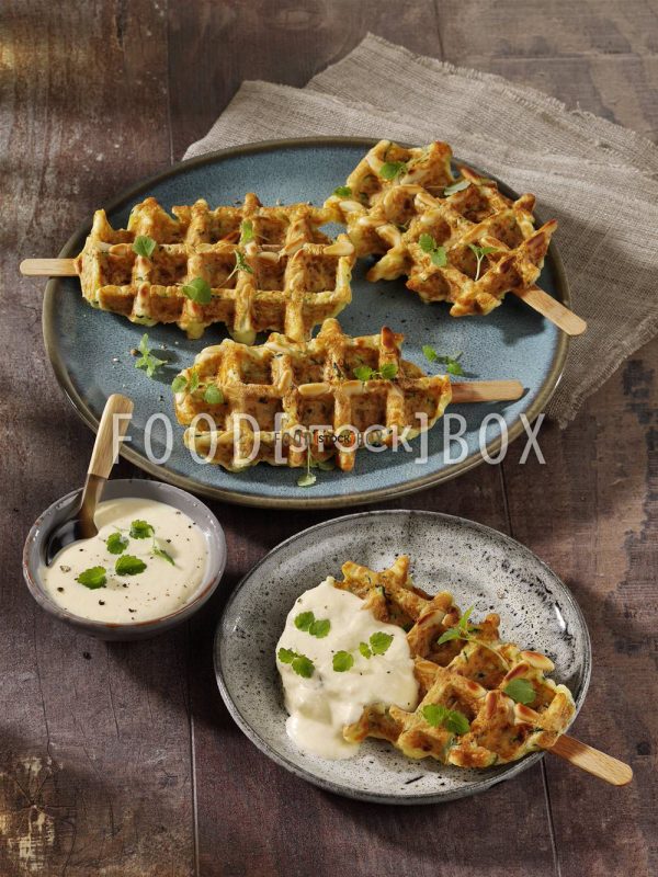 Zucchini-Käse-Waffeln mit Käse-Dip