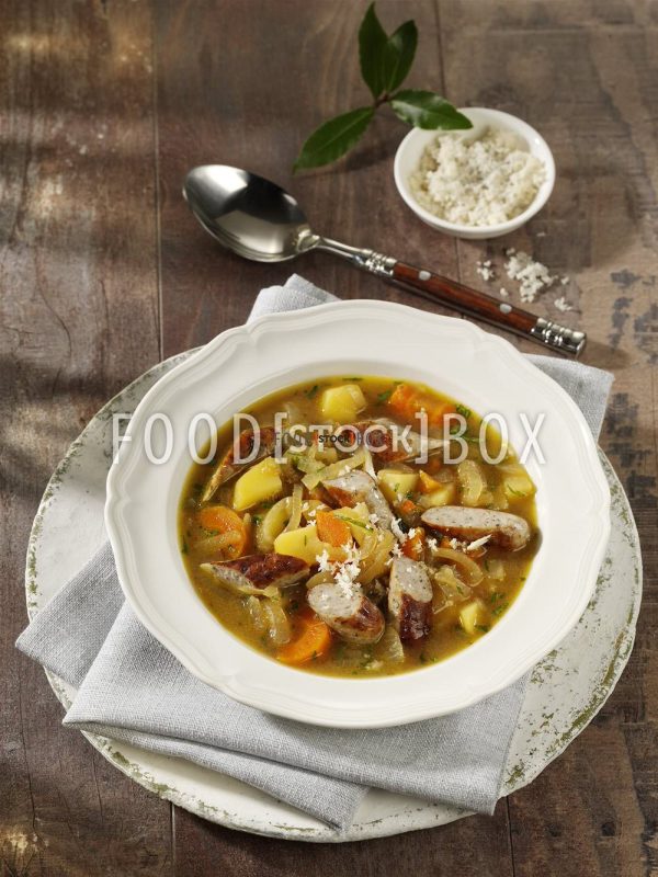 Zwiebeleintopf mit Würstchen
