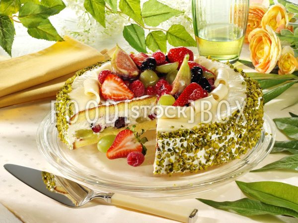 Vielfruchttorte im Marzipanmantel