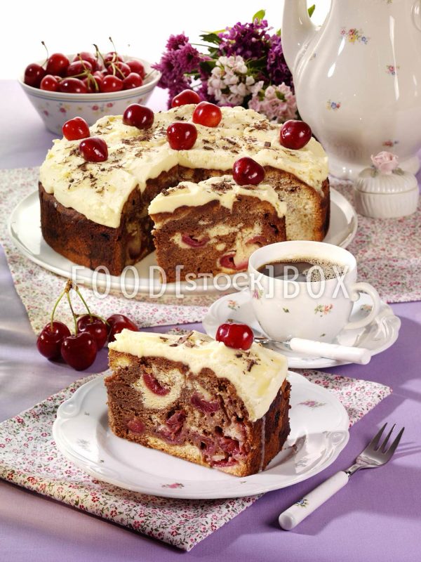 Versunkener marmorierter Kirschkuchen