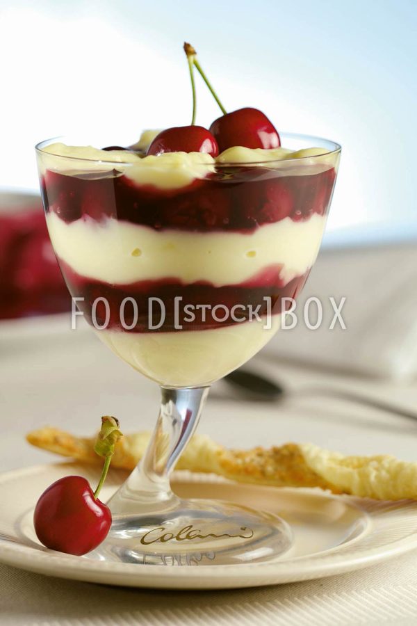 Vanille-Kirsch Dessert