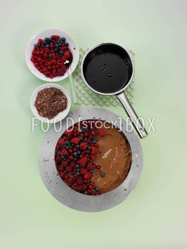 Waldbeer-Schokomousse-Torte Step 6