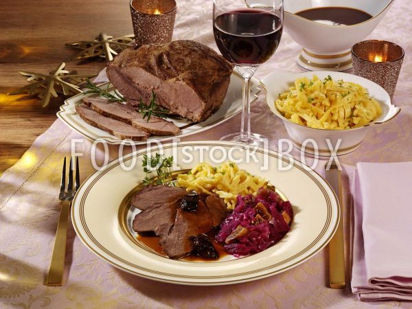 Wildschweinbraten mit gewürztem Rotkohl