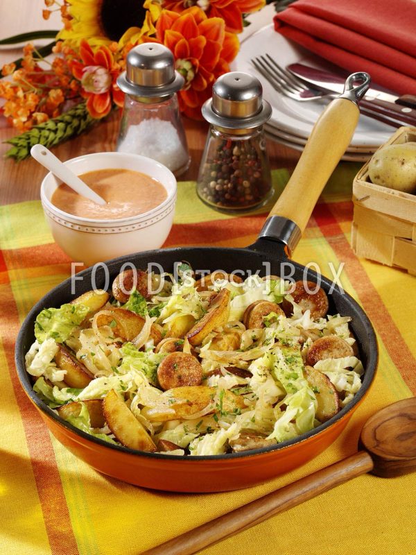 Wirsing-Kartoffelpfanne mit Bratwurst
