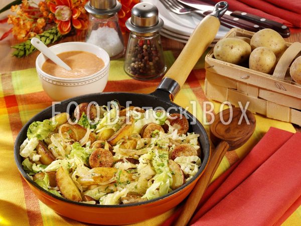 Wirsing-Kartoffelpfanne mit Bratwurst 2