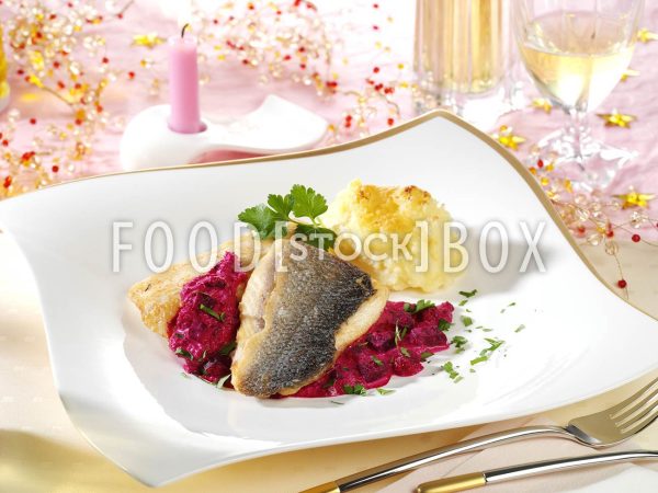 Wolfsbarschfilet in Rote-Bete-Sauce