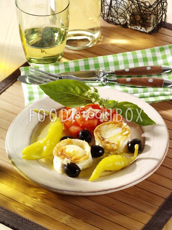 Ziegenkäse mit Oliven und Peperoni