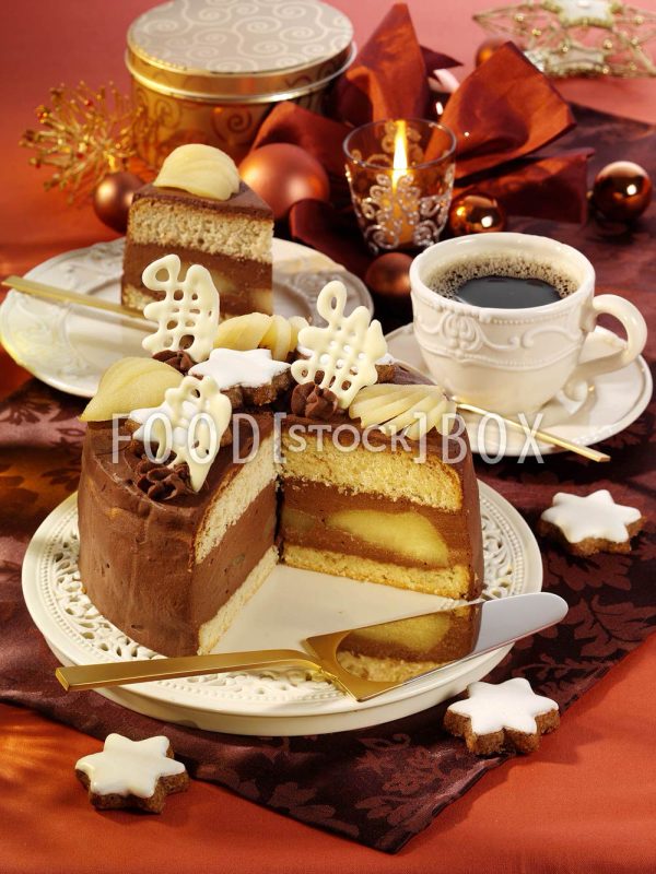 Zimt-Mousse-Torte mit Birnen