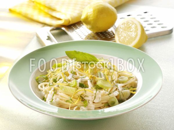 Zitronennudeln mit Joghurt