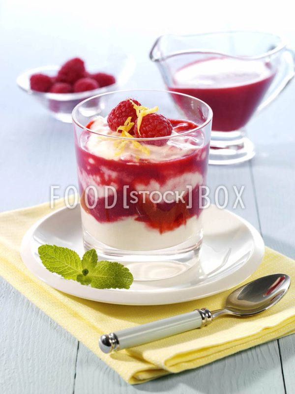 Zitronen-Buttermilch-Creme mit Himbeeren