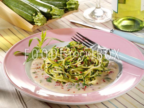 Zucchinispaghetti mit Käsesauce