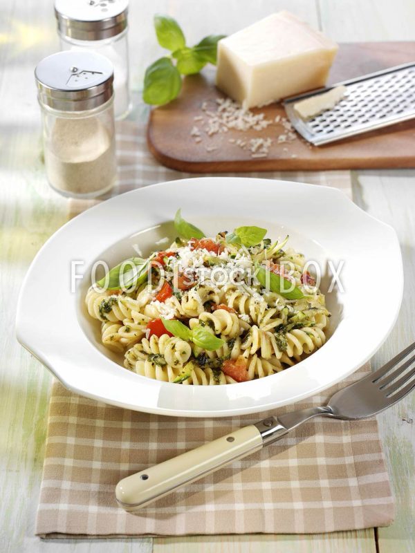 Zucchini-Nudeln mit Pesto