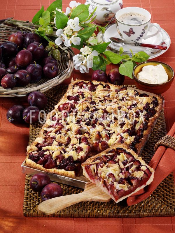 Zwetschgenblech mit Pflaumen und Streuseln