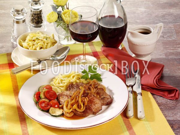 Zwiebelrostbraten mit Käsespätzle